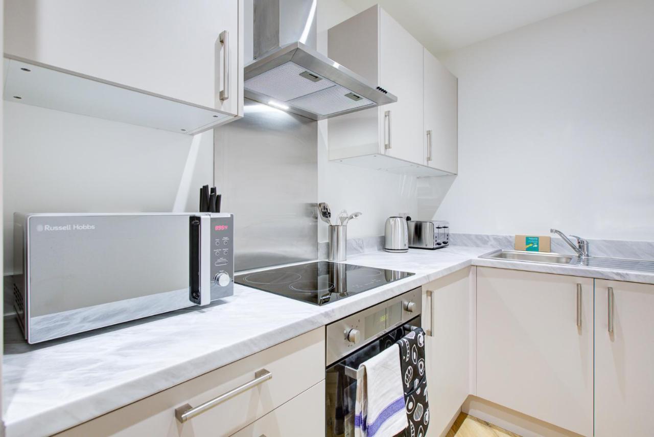 Hybrid Resi - London, Mitcham Close To Tooting And Wimbledon Bagian luar foto