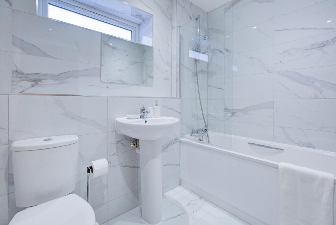 Hybrid Resi - London, Mitcham Close To Tooting And Wimbledon Bagian luar foto
