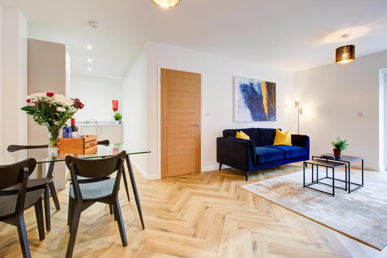 Hybrid Resi - London, Mitcham Close To Tooting And Wimbledon Bagian luar foto