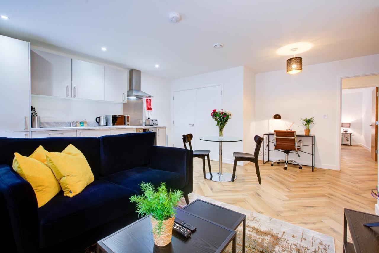 Hybrid Resi - London, Mitcham Close To Tooting And Wimbledon Bagian luar foto