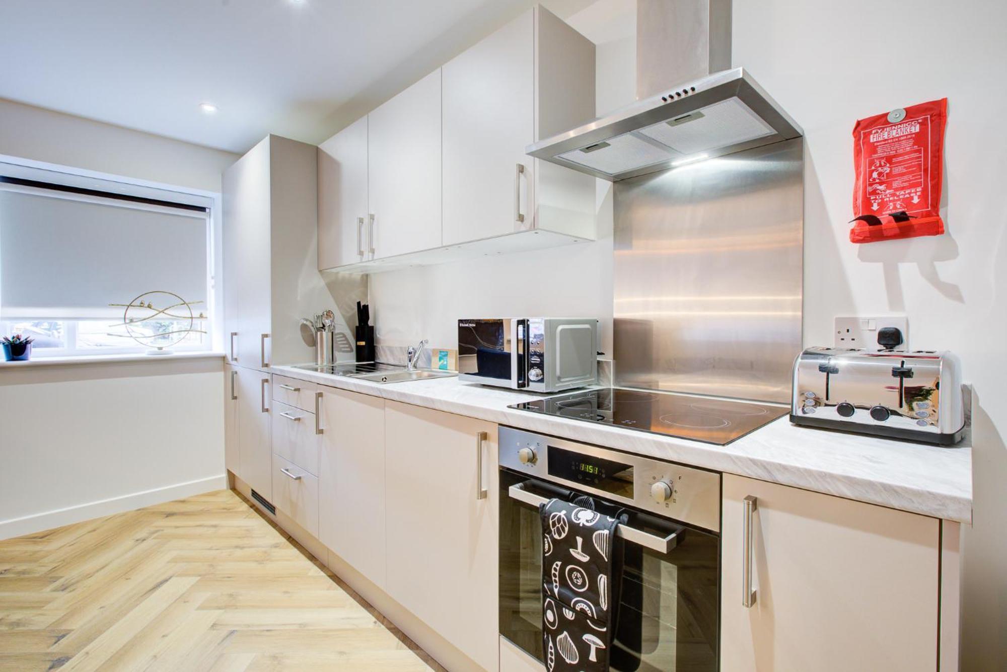 Hybrid Resi - London, Mitcham Close To Tooting And Wimbledon Bagian luar foto