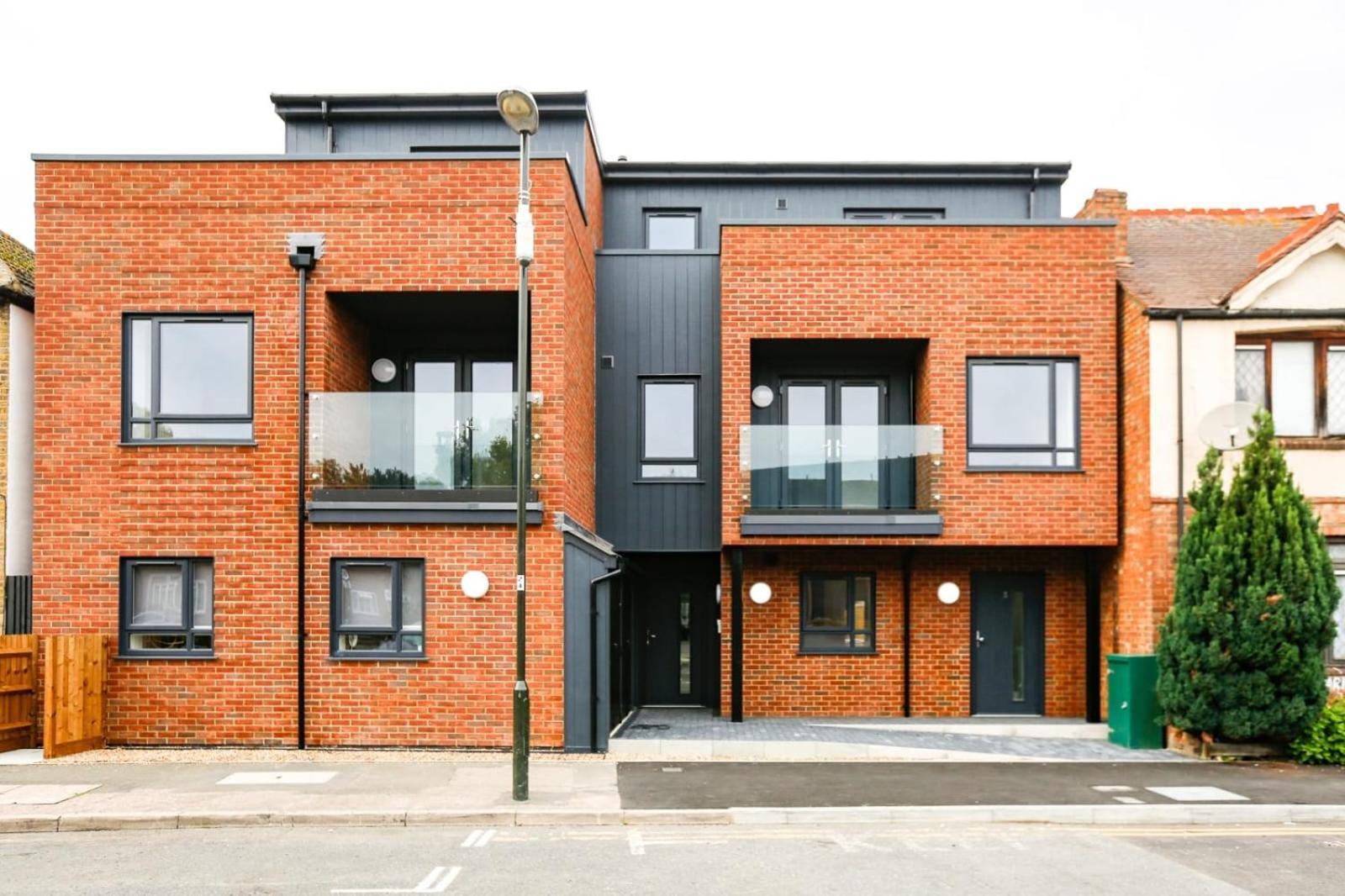 Hybrid Resi - London, Mitcham Close To Tooting And Wimbledon Bagian luar foto