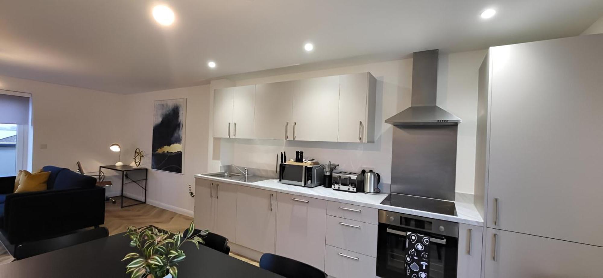 Hybrid Resi - London, Mitcham Close To Tooting And Wimbledon Bagian luar foto