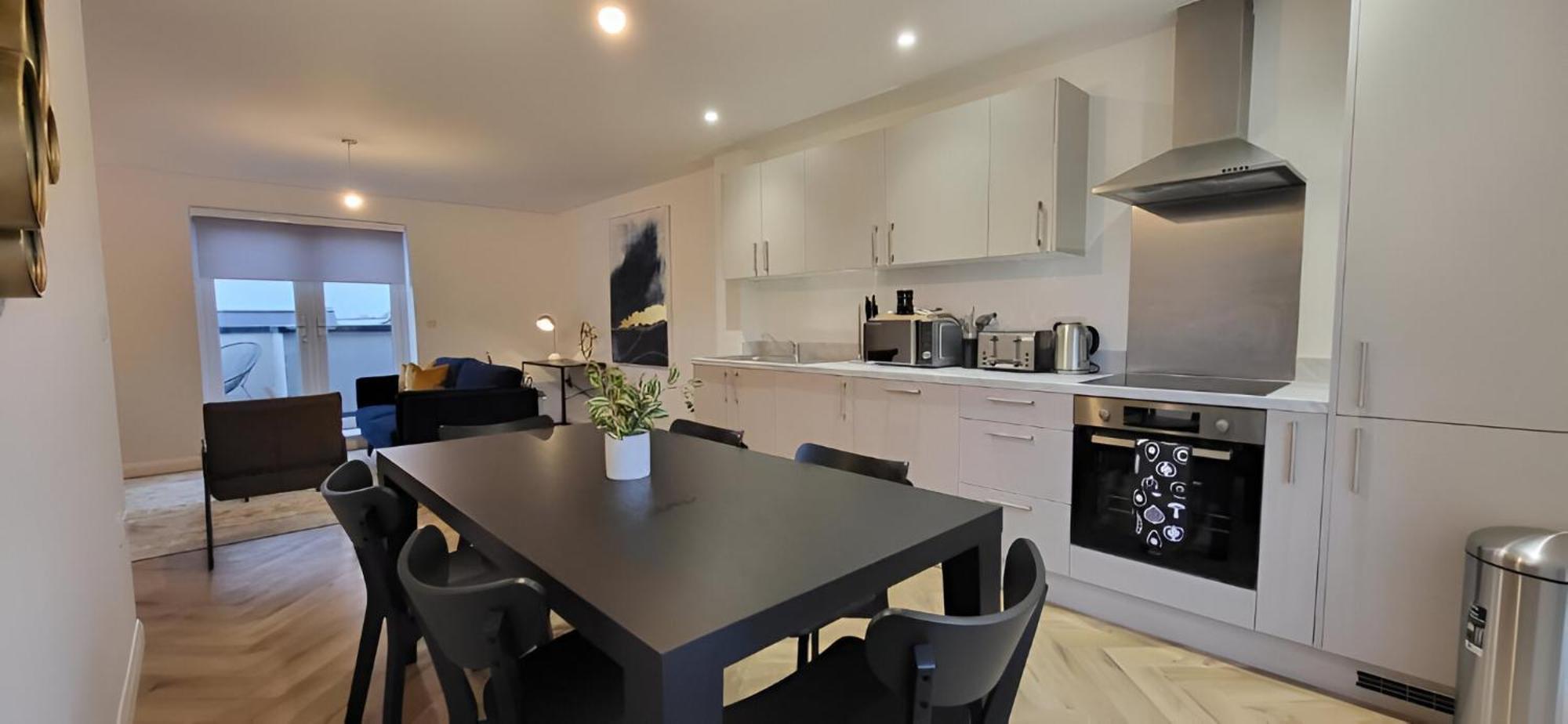 Hybrid Resi - London, Mitcham Close To Tooting And Wimbledon Bagian luar foto